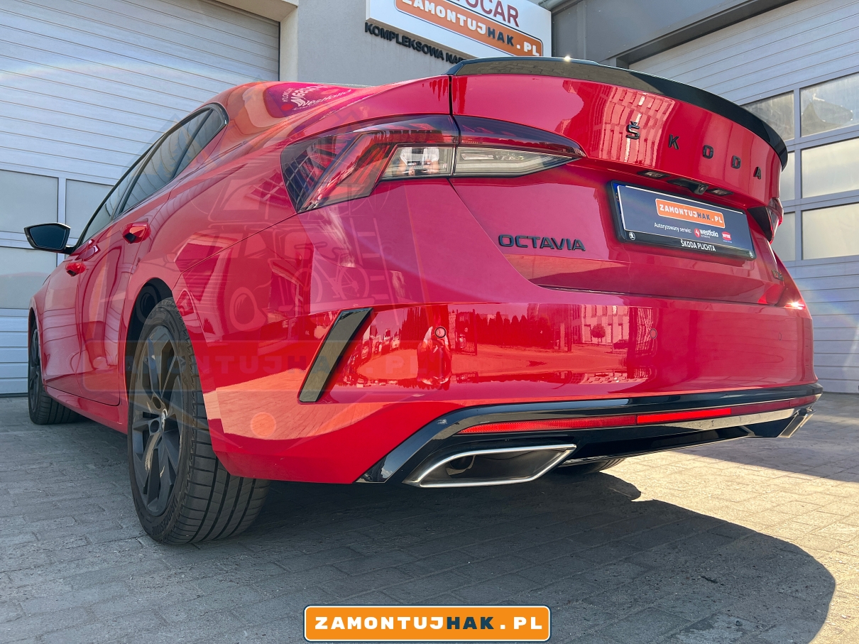 czerwona sportowa skoda octavia rs iv generacji wersja sedan po montazu haka holowniczego  widok od boku pokazujący niewidoczne wycięcie w zderzaku tylnym pojazdu na oryginalny hak holowniczy Westfalia 